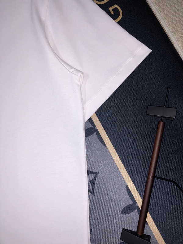 ブランドTシャツ側面デザイン